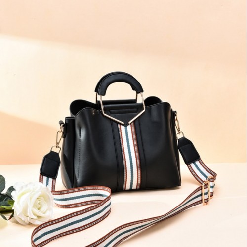 Stylish Look With Adjustable Belt Easy To Handle Hand Bag - Black image
