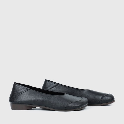 Retro Style Soft Sole Slip On Flat Shoe for Women - Black image